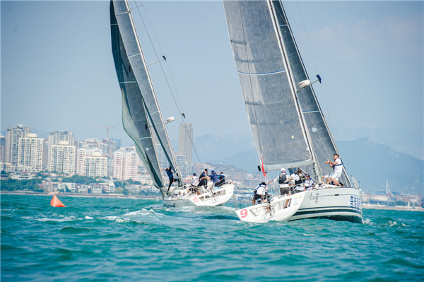 青深雙城帆船賽青島站比賽首日戰(zhàn)罷，青島“海豚”戰(zhàn)隊一“帆”絕塵