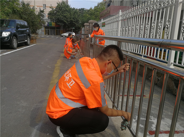 青島市北區(qū)城管局環(huán)衛(wèi)二公司開展“潔凈家園，守護幼苗”主題黨日活動