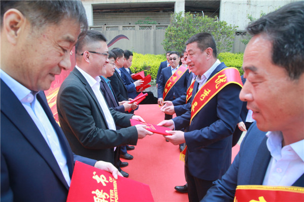 青島水務(wù)海潤自來水集團舉辦員工實作室、青年技術(shù)人才培訓(xùn)基地啟動暨導(dǎo)師帶徒簽約儀式