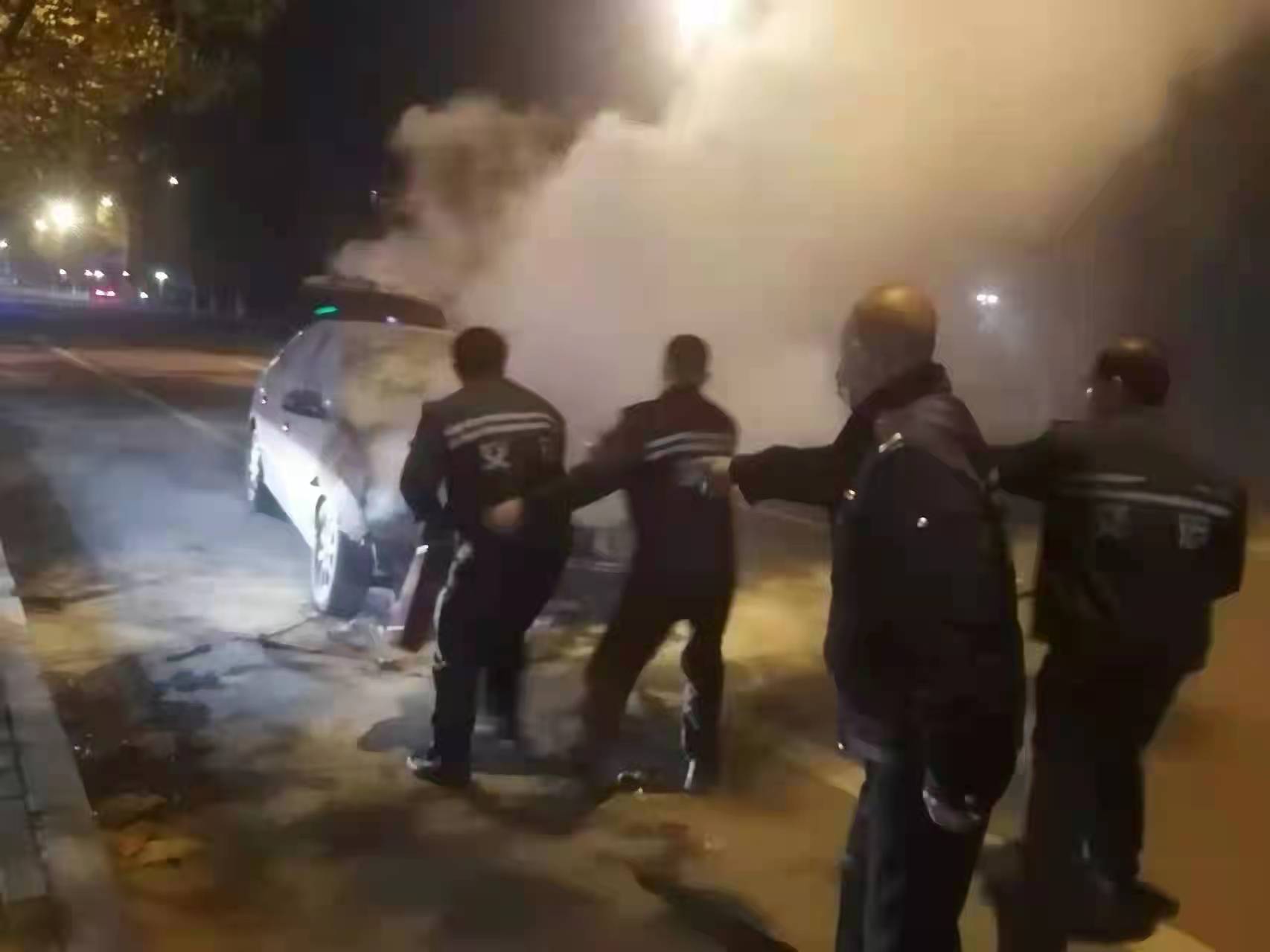 路遇轎車自燃險情，交運好人接力救火感人