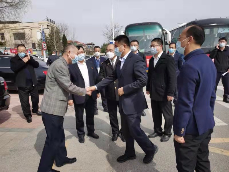 萊西市舉行儀式歡送青島城運(yùn)支援萊西抗疫車隊(duì)