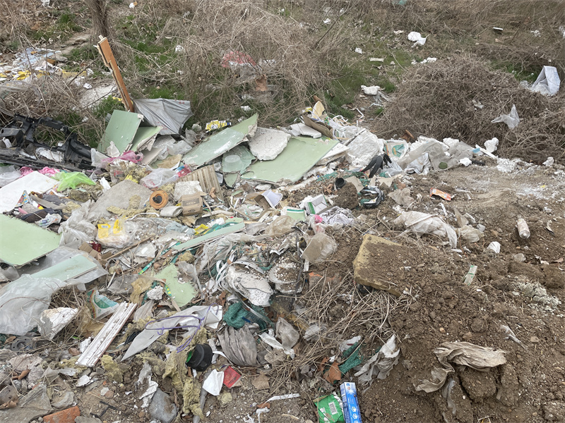 膠州朱諸路與膠高路交界處新現(xiàn)“垃圾場” 企業(yè)屯地未開發(fā)導(dǎo)致