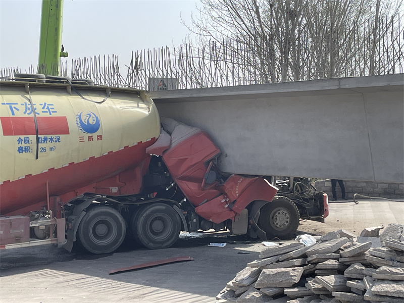 膠州：事故頻發(fā)路段罐車撞上路橋車，罐車駕駛員當(dāng)場(chǎng)身亡