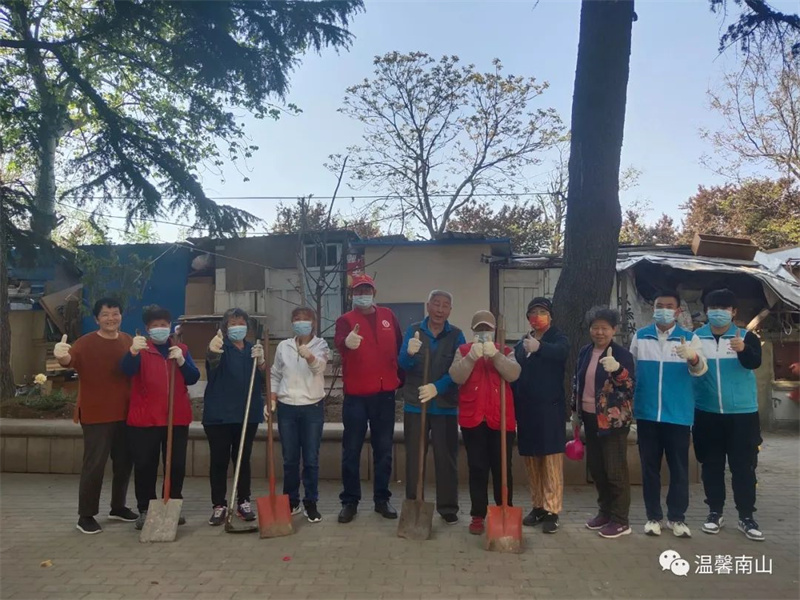 「民意大摸排」李滄區(qū)南山社區(qū)打造“睦鄰花園”，讓40年老樓院鮮花“爭艷”