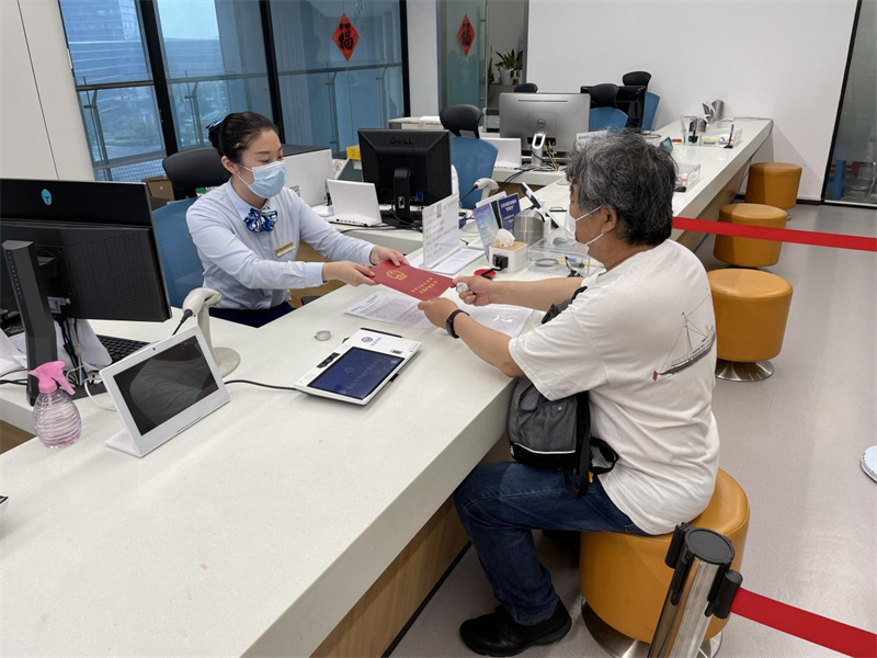 當(dāng)幸福來敲門！嶗山臥龍山莊第一戶成功領(lǐng)證