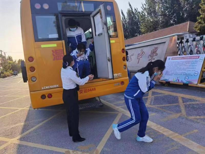 交運(yùn)萊西240部校車(chē)開(kāi)展秋季應(yīng)急演練