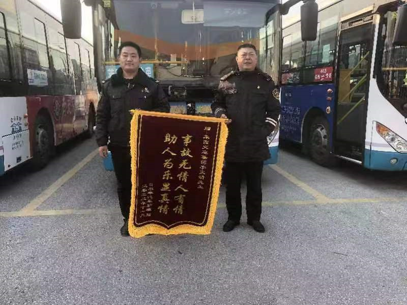 路遇私家車起火 交運萊西勞模司機再伸援手