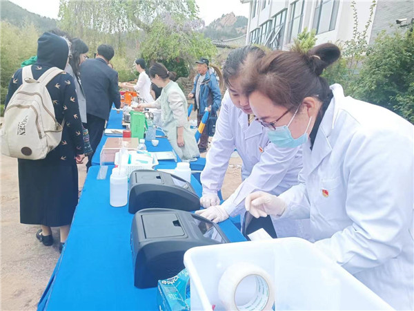 青島市農(nóng)產(chǎn)品質(zhì)量安全中心農(nóng)產(chǎn)品公益檢測車開進茶園和節(jié)會現(xiàn)場