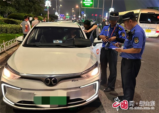 啤酒、美食、焰火、狂歡……第33屆青島國際啤酒節(jié)正盛大舉行，來自五湖四海的賓朋通過啤酒傳遞著夏日的激情，共同享受這場啤酒狂歡盛宴。作為青島國際啤酒節(jié)的執(zhí)法保障部門之一，交通運輸