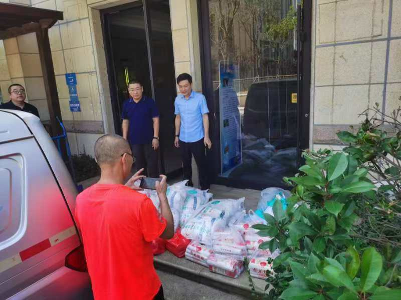 嶗山區(qū)馬拉松運(yùn)動(dòng)協(xié)會(huì)開(kāi)展“致敬崢嶸歲月，情暖退役軍人”活動(dòng)