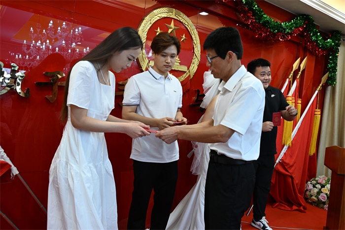 山東即墨：138對新人七夕婚姻登記處幸福滿溢